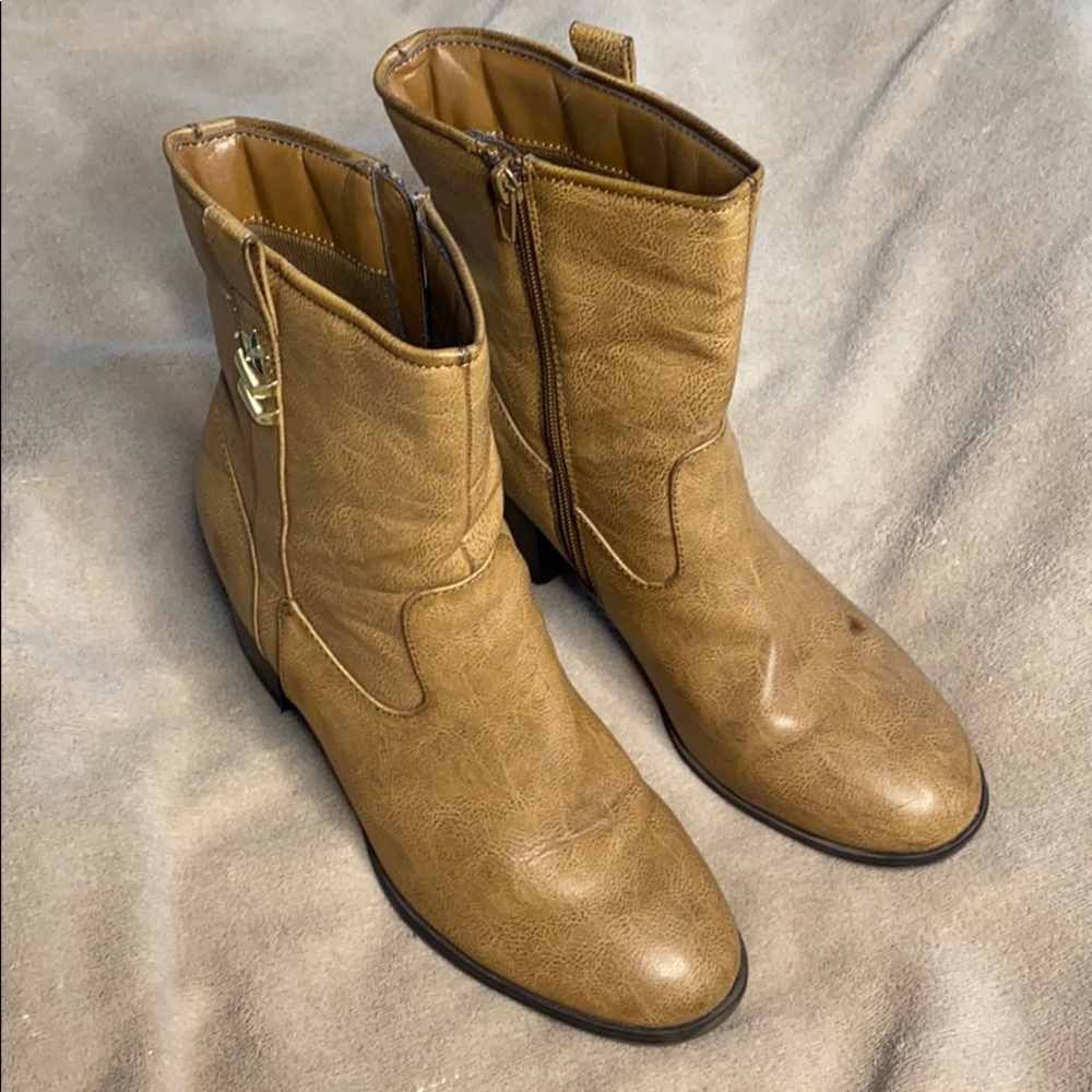 Rampage Brown Boots w/ Star Accent